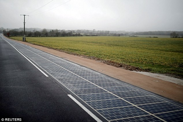 2880 solar panels battery into France power generation highway.jpg